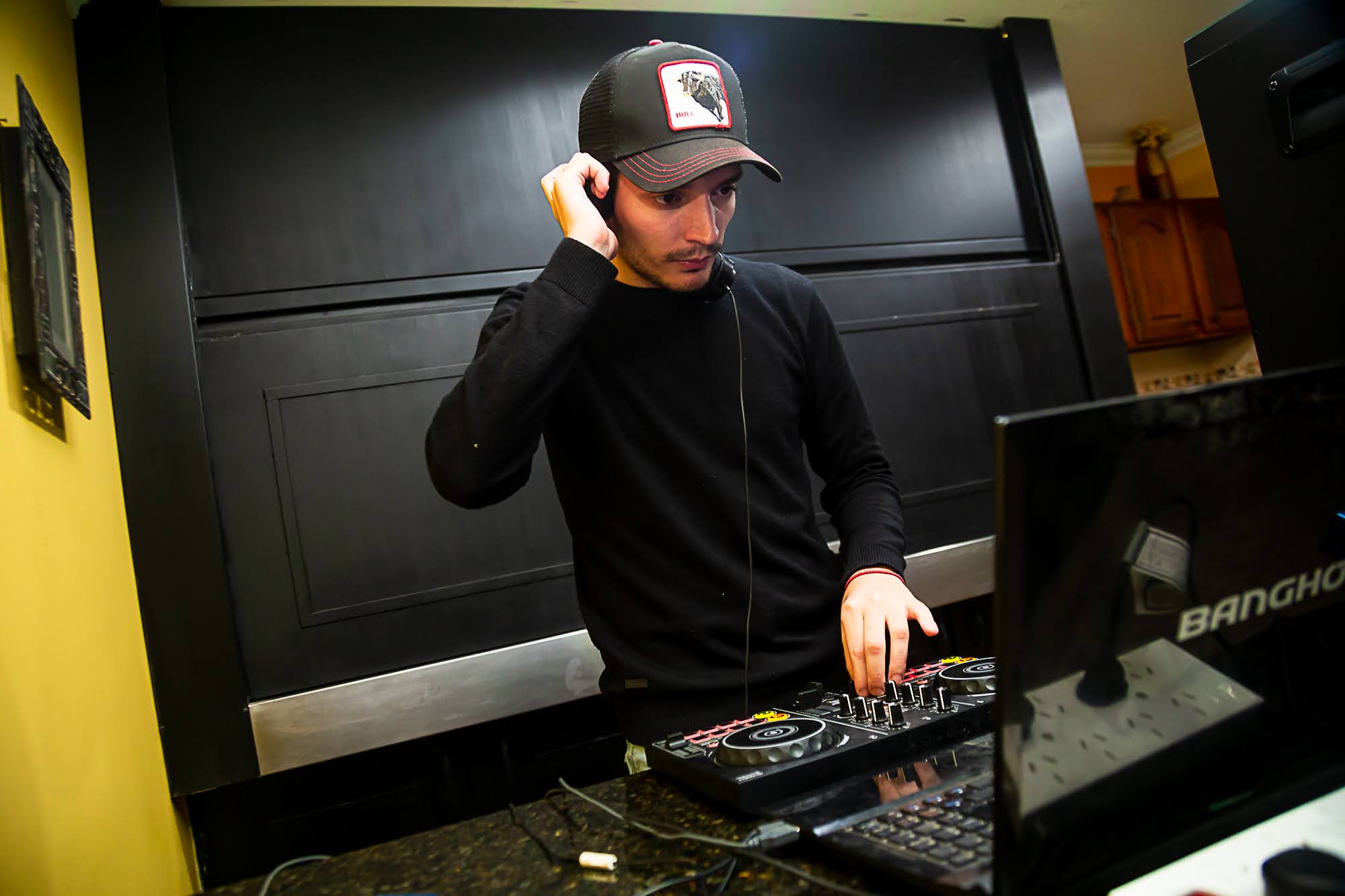 foto dj tocando