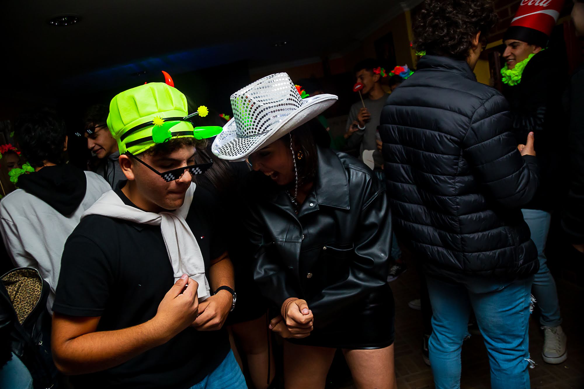 foto de un chico y chica bailando