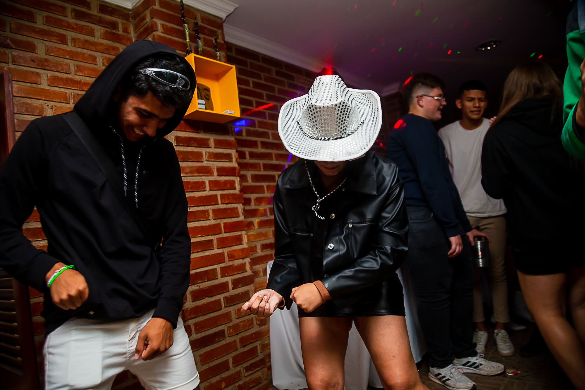 foto de chica y chico bailando