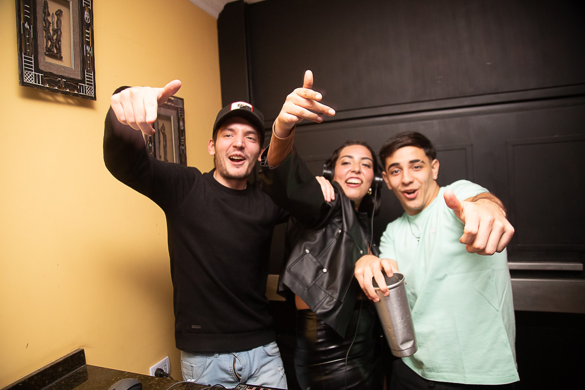 foto de tres personas posando