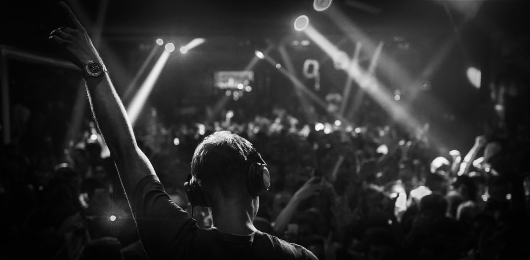imagen dj levantando el brazo
